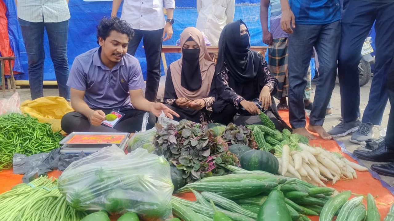 মিরসরাইয়ে কৃষকের বাজার চালু। ছবি : কালবেলা