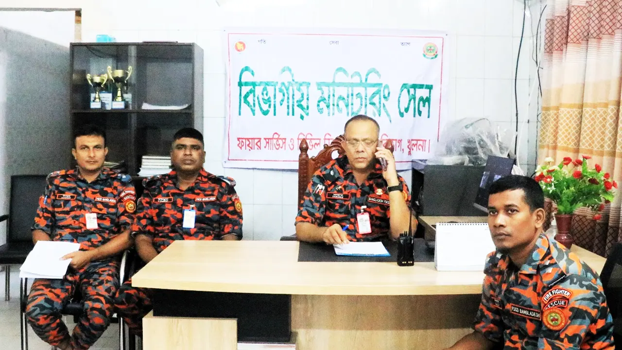 ফায়ার সার্ভিস ও সিভিল ডিফেন্স অধিদপ্তরের খুলনা বিভাগীয় মনিটরিং সেল। ছবি : সংগৃহীত