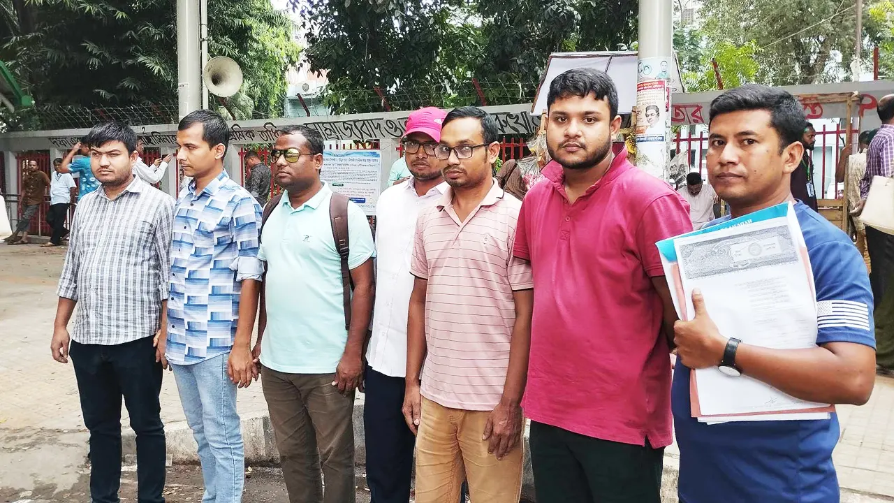 জাতীয় প্রেসক্লাবের সামনে মানববন্ধন করেন নিয়োগ বঞ্চিত প্রতিবন্ধী ব্যক্তিরা। ছবি : কালবেলা