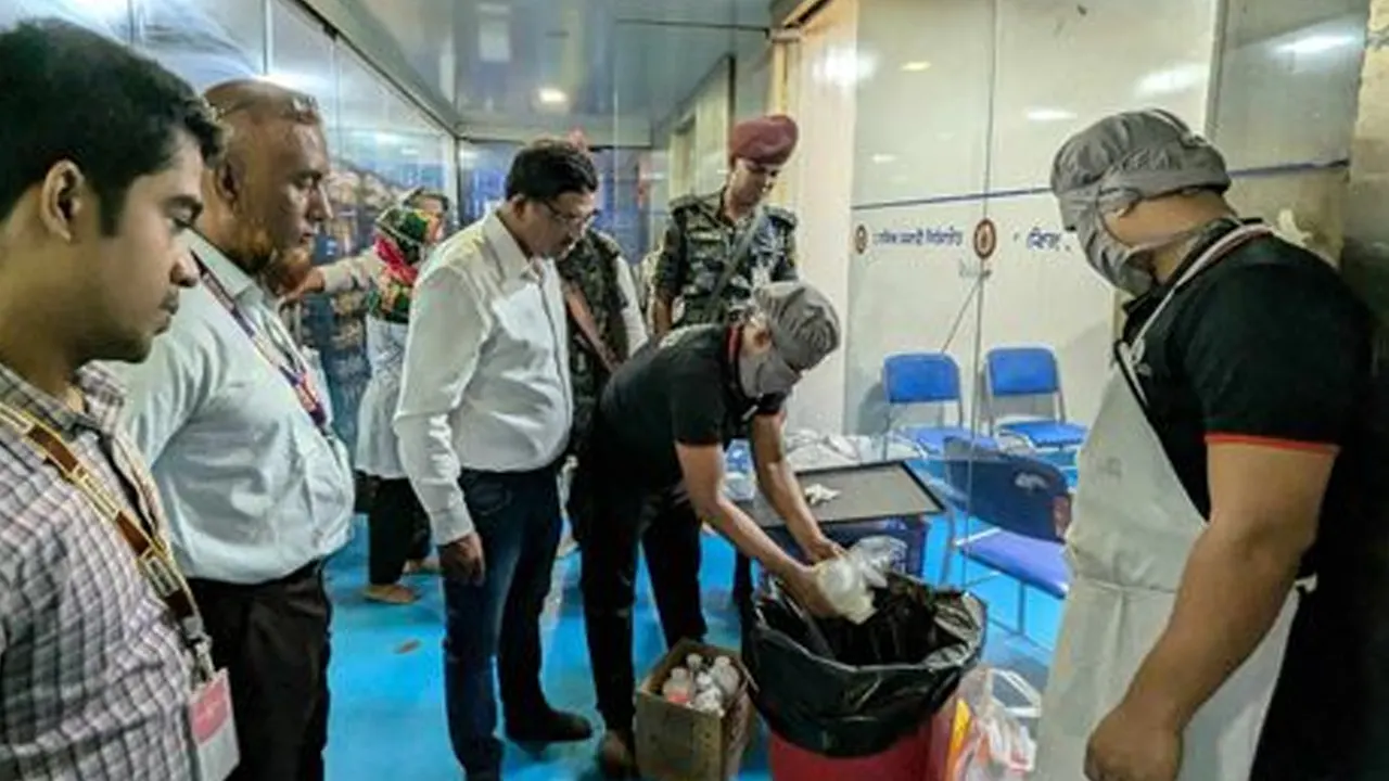 নিরাপদ খাদ্য কর্তৃপক্ষের অভিযান। ছবি : সংগৃহীত