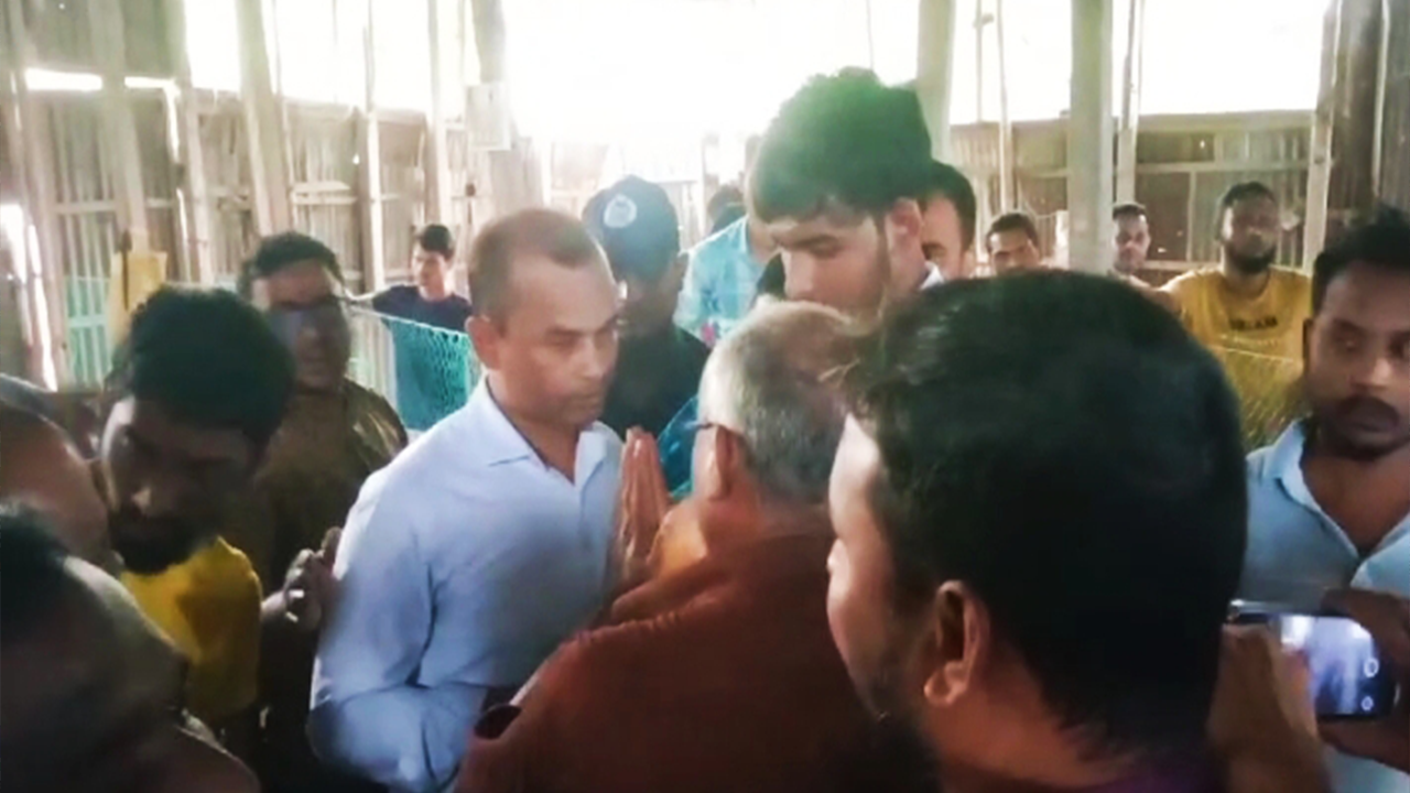 অভিযানে ব্যবসায়ীদের তোপের মুখে নির্বাহী ম্যাজিস্ট্রেট। ছবি : কালবেলা
