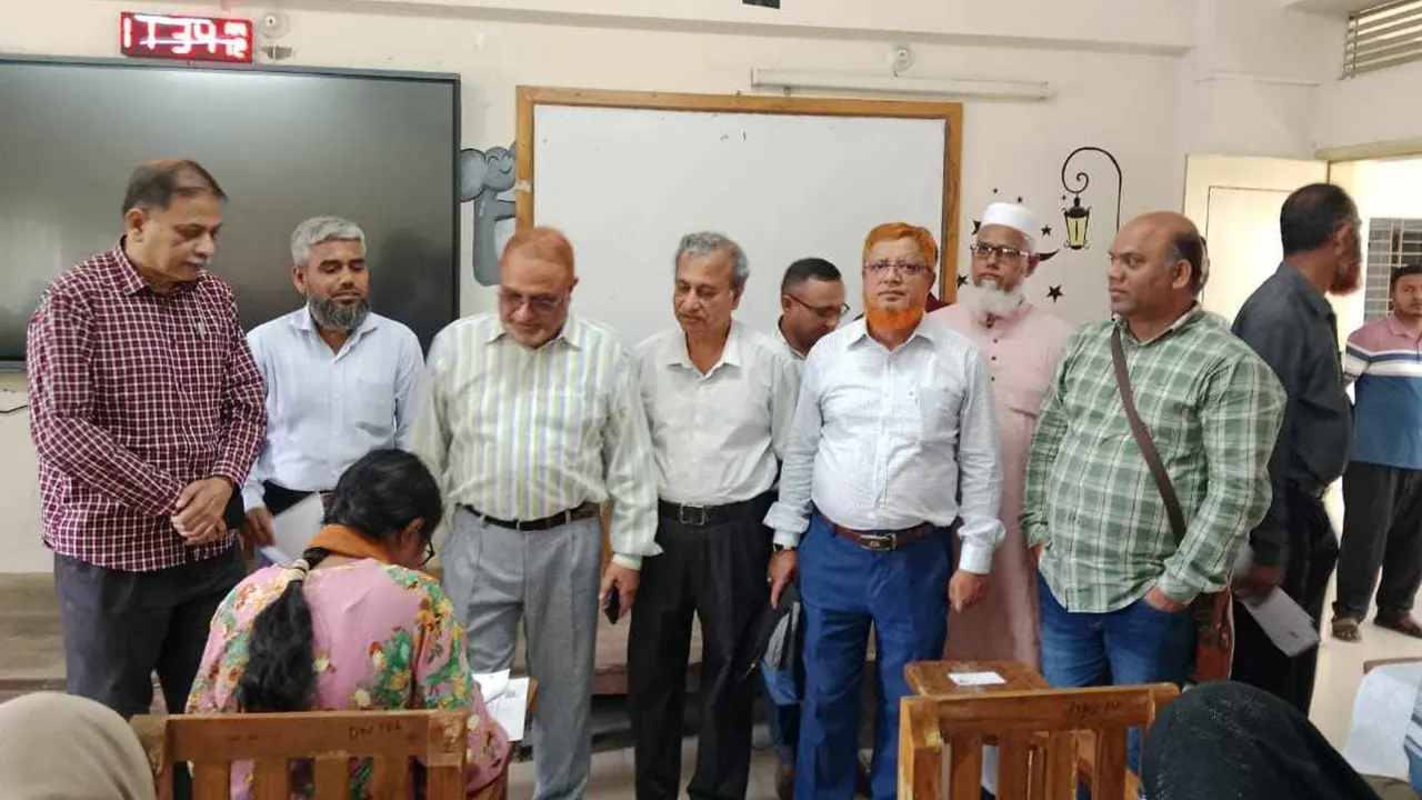 কৃষি গুচ্ছের ভর্তি পরীক্ষা পরিদর্শনে বিশ্ববিদ্যালয়ের উপাচার্য অধ্যাপক ড. মো. আলিমুল ইসলামসহ অন্যরা। ছবি : কালবেলা