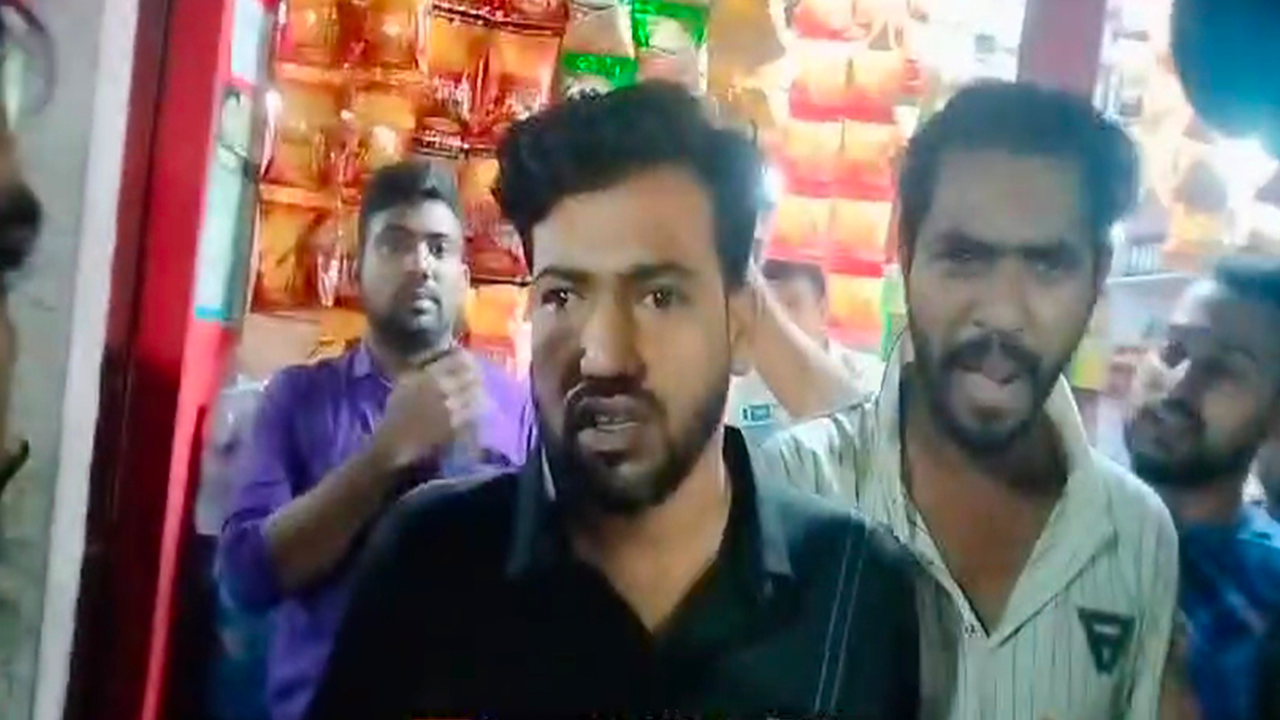 ডিবি পরিচয়ে ছিনতাইকালে আটকরা। ছবি : কালবেলা