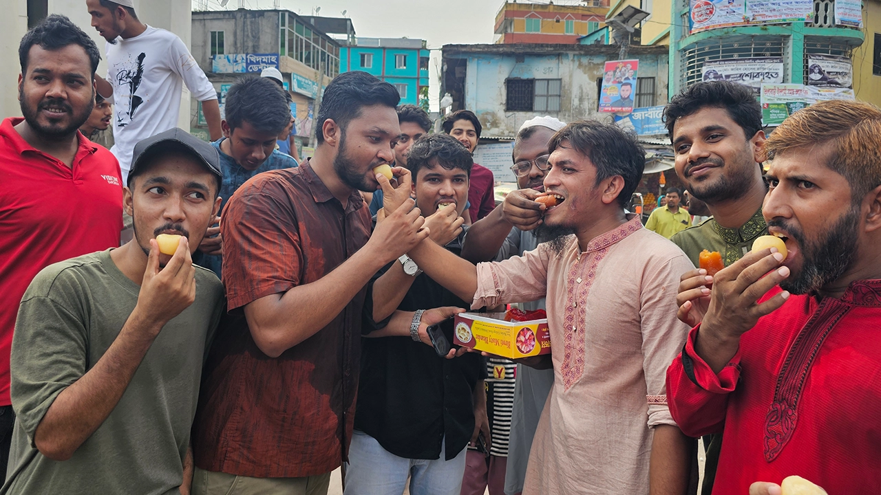 ছাত্রলীগ নিষিদ্ধ করায় কুমিল্লার দেবিদ্বারে বৈষম্যবিরোধী ছাত্র আন্দোলনের শিক্ষার্থীদের আনন্দ মিছিল ও মিষ্টি বিতরণ। ছবি : কালবেলা