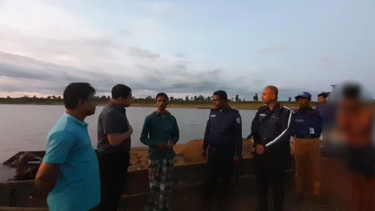 জাফলং পাথর কোয়ারিতে অভিযান চালিয়ে ৩০টি বালু উত্তোলনকারী নৌকা জব্দ করা হয়েছে। ছবি : কালবেলা