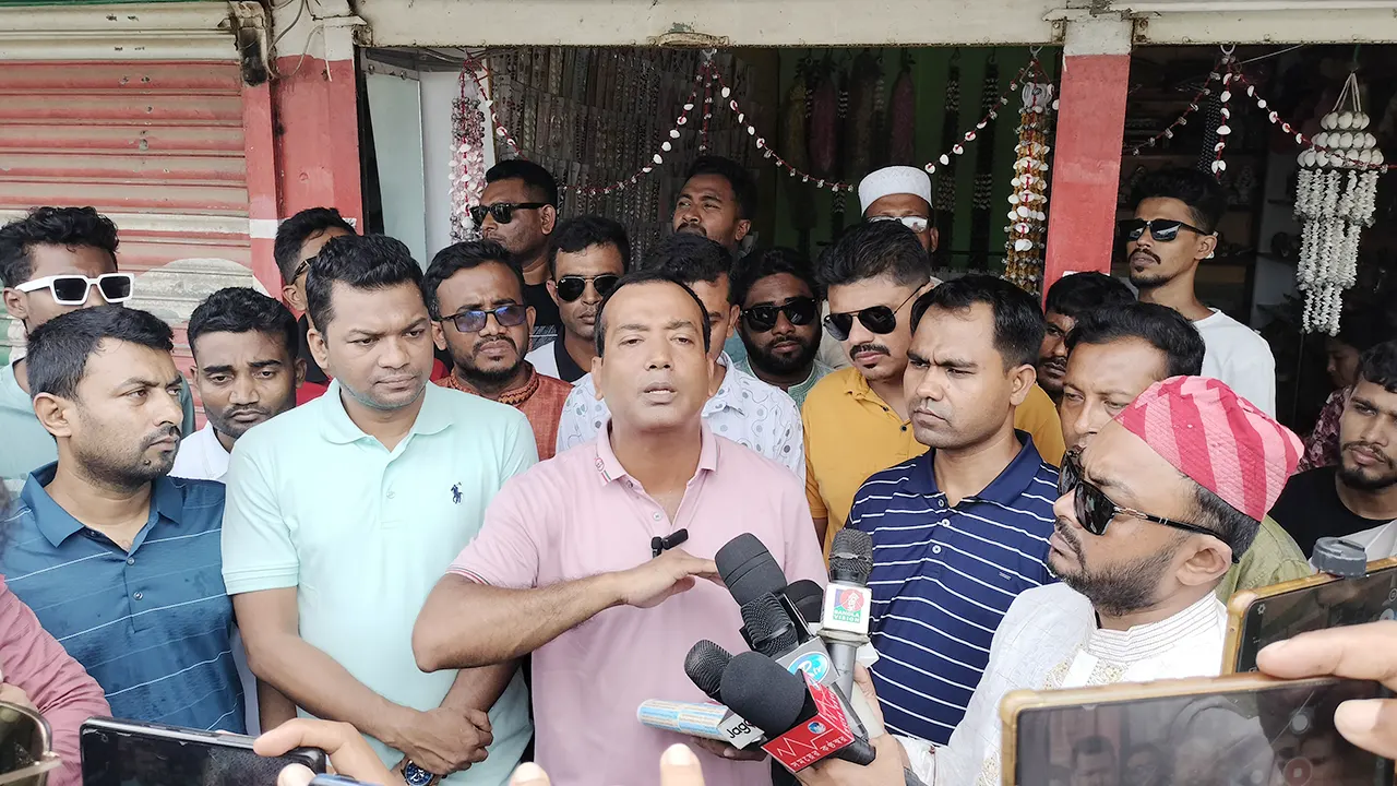 কুয়াকাটায় লিফলেট বিতরণকালে কথা বলেন ছাত্রদলের কেন্দ্রীয় সভাপতি রাকিবুল ইসলাম রাকিব। ছবি : কালবেলা