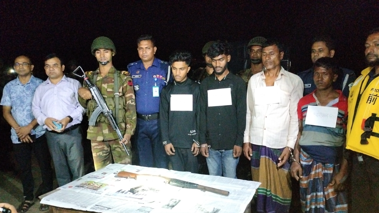 যৌথবাহিনীর হাতে গ্রেপ্তার চার আসামি। ছবি : কালবেলা