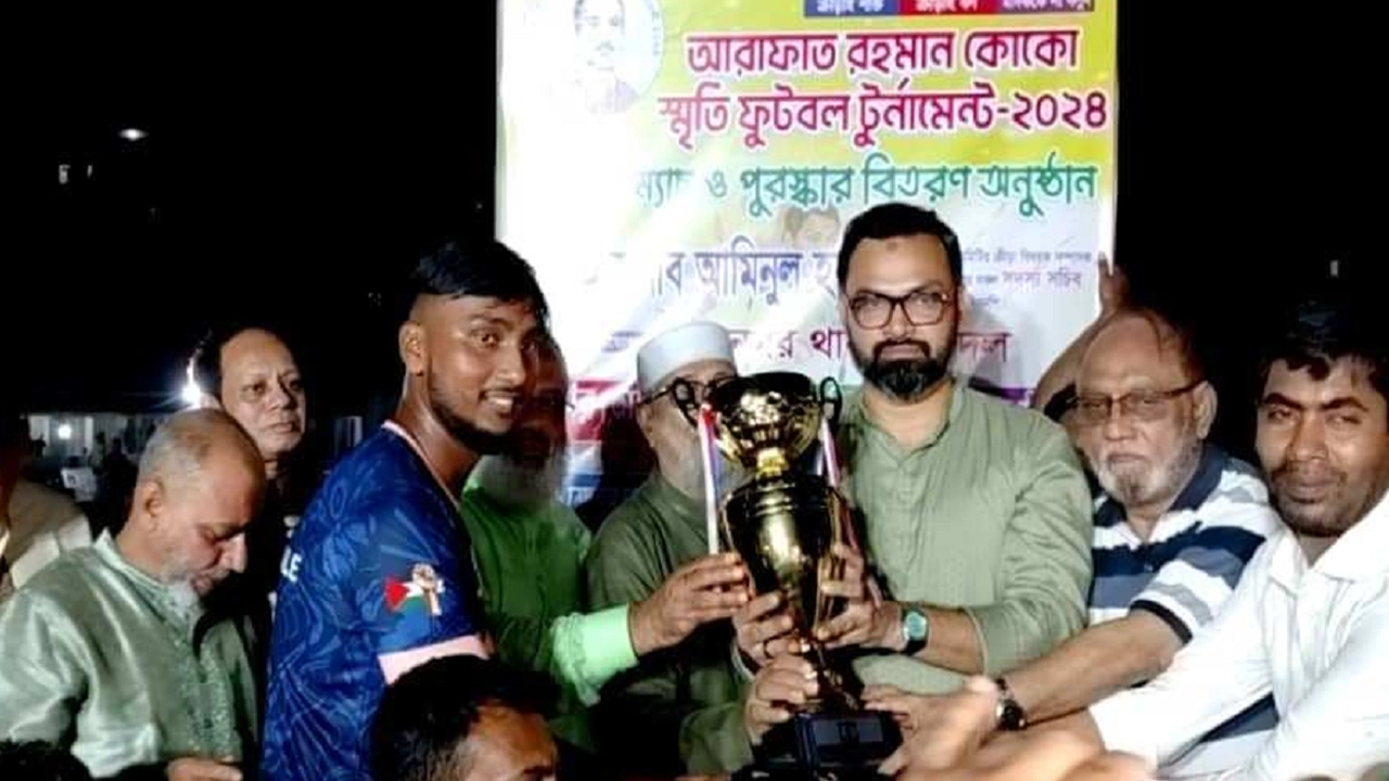 রাজধানীর রূপনগরে আরাফাত রহমান কোকো স্মৃতি ফুটবল টুর্নামেন্ট-২০২৪ এর ফাইনাল খেলার পুরস্কার বিতরণী অনুষ্ঠানে কথা বলেন আমিনুল হক। ছবি : কালবেলা