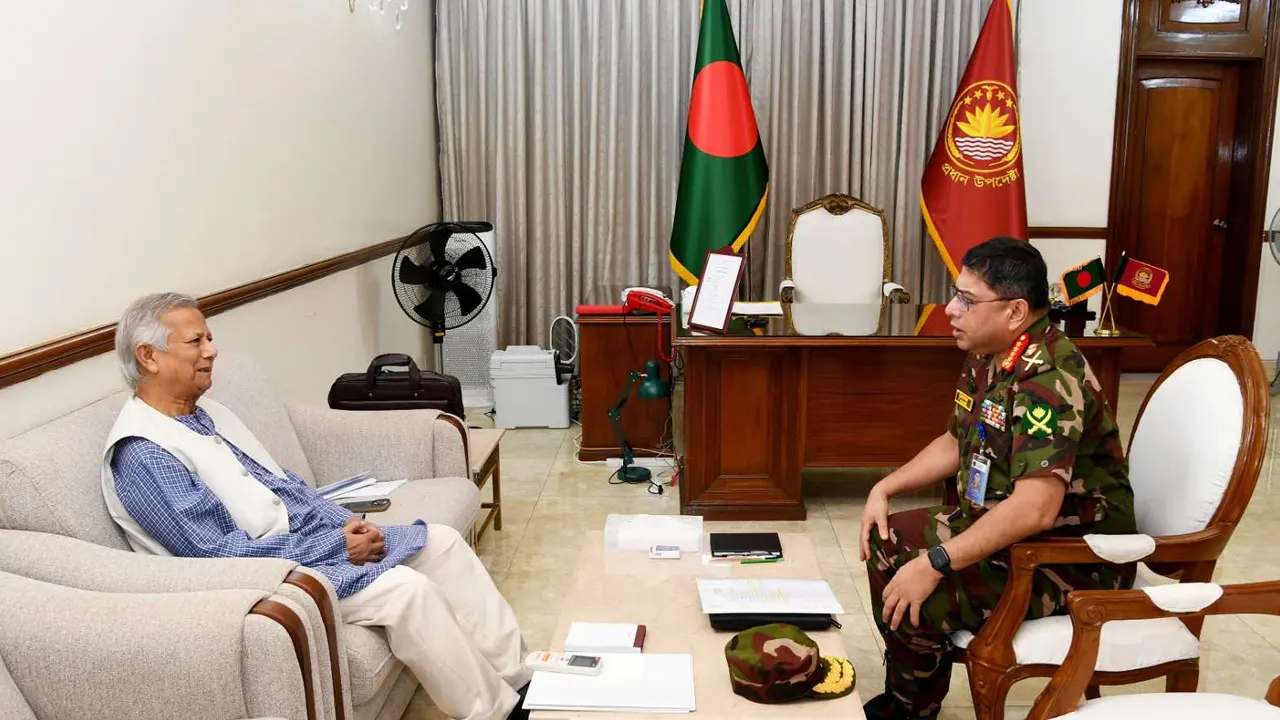 প্রধান উপদেষ্টা ড. মুহাম্মদ ইউনূসের সঙ্গে সেনাপ্রধান জেনারেল ওয়াকার-উজ-জামানের সৌজন্য সাক্ষাৎ। ছবি : কালবেলা