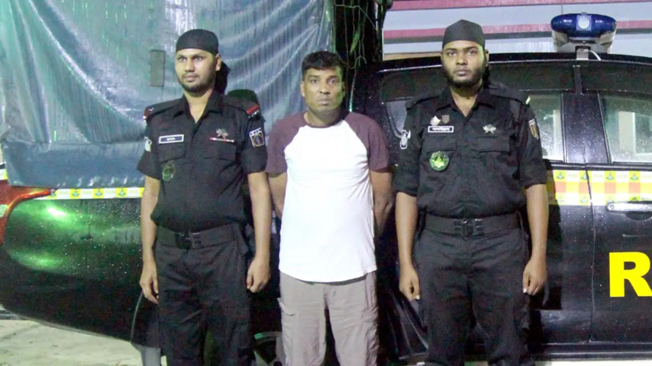পৌরসভার ৭নং ওয়ার্ডের সাবেক কাউন্সিলর হোসেন আলীকে গ্রেপ্তার করেছে র‌্যাব-১২। ছবি : কালবেলা