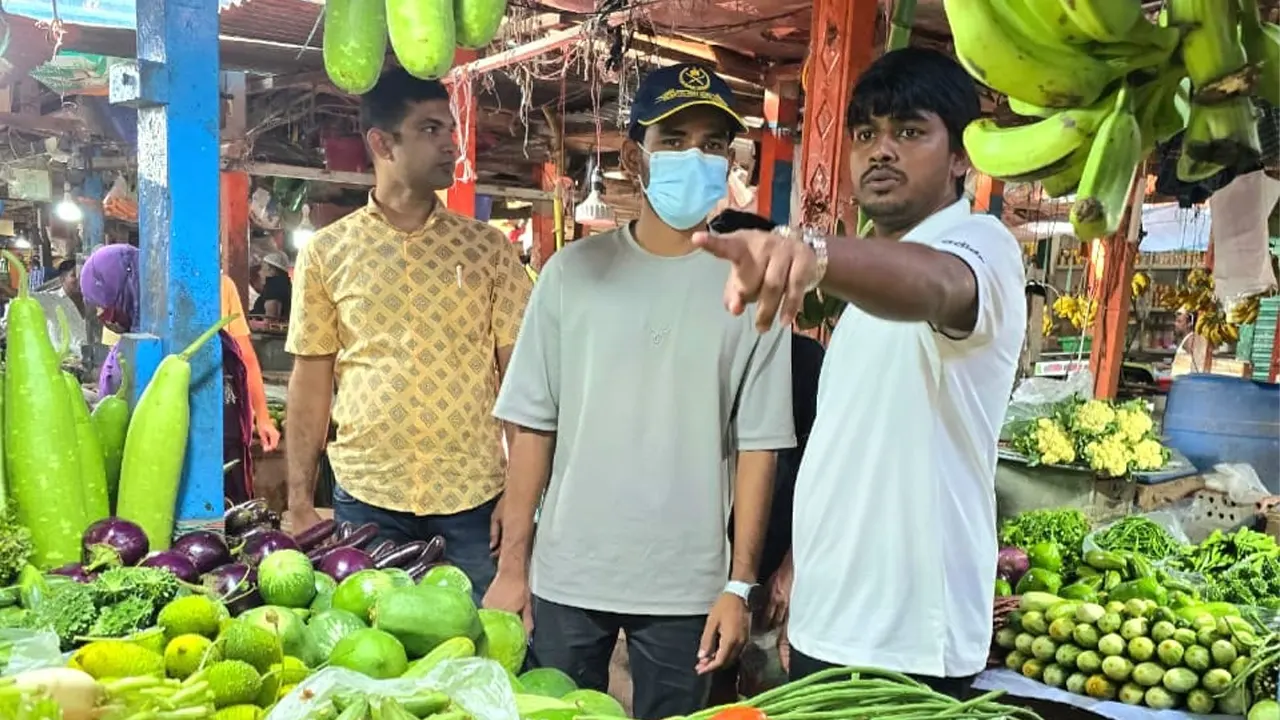রাজধানীর বাজার তদারকিতে উপদেষ্টা আসিফ। ছবি : সংগৃহীত
