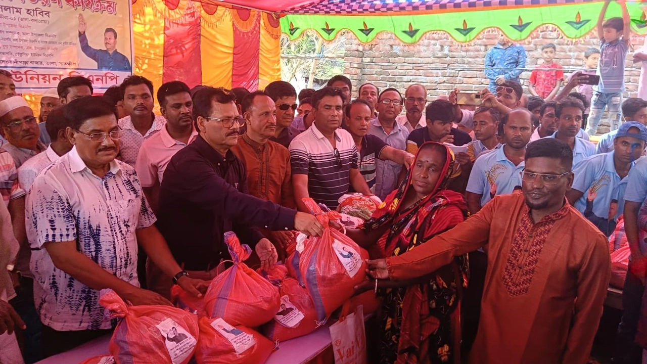 ৪৫০ অসহায় দরিদ্র পরিবারের মধ্যে চাল, ডাল, পেঁয়াজ ও আলু বিতরণ করেন বিএনপির কেন্দ্রীয় নেতা হাবিবুল ইসলাম হাবিব। ছবি : কালবেলা