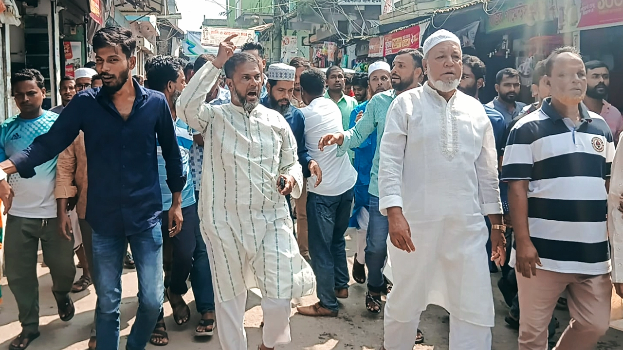 নেছারাবাদ উপজেলা স্বাস্থ্য কমপ্লেক্সের স্বাস্থ্য কর্মকর্তা ডা. মামুন হাসানকে প্রত্যাহারের দাবিতে বিক্ষোভ করা হয়। ছবি : কালবেলা