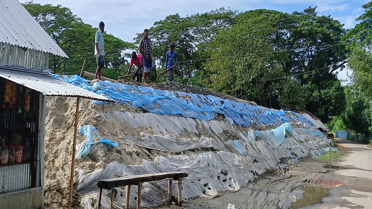 নেত্রকোনার পূর্বধলায় বিল খননের পর জমিয়ে রাখা বালু। ছবি : কালবেলা