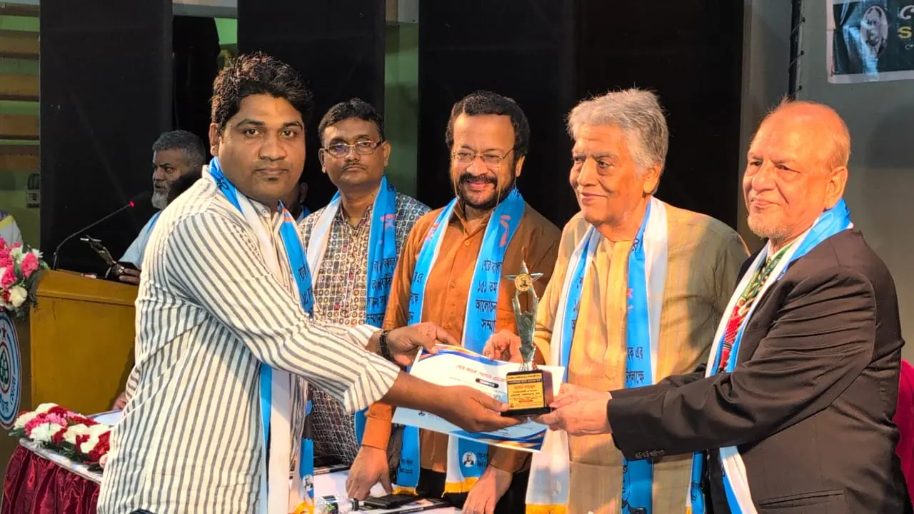 হাসান মাহামুদের হাতে পুরস্কার তুলে দিচ্ছেন অতিথিরা। ছবি : সংগৃহীত