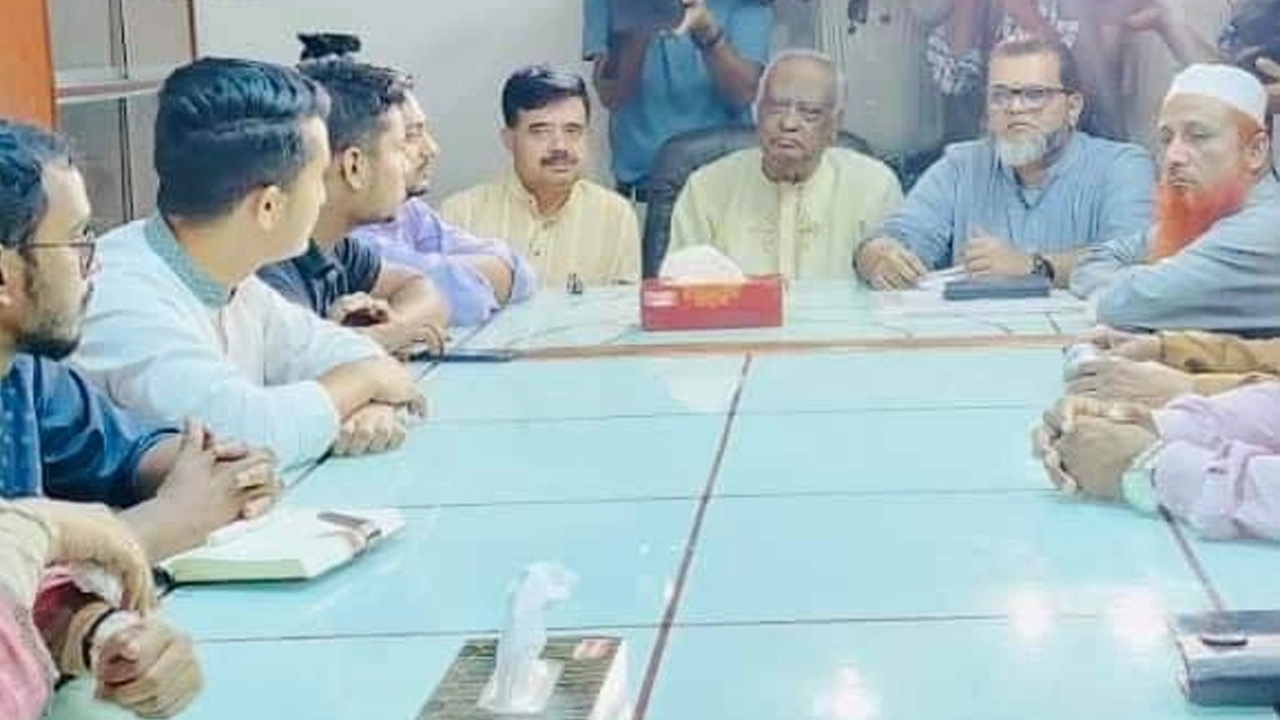 রাষ্ট্রপতির অপসারণসহ রাজনৈতিক বন্দোবস্ত নিয়ে বিভিন্ন রাজনৈতিক দলের সঙ্গে বৈঠক করছেন ছাত্রনেতারা। ছবি : কালবেলা