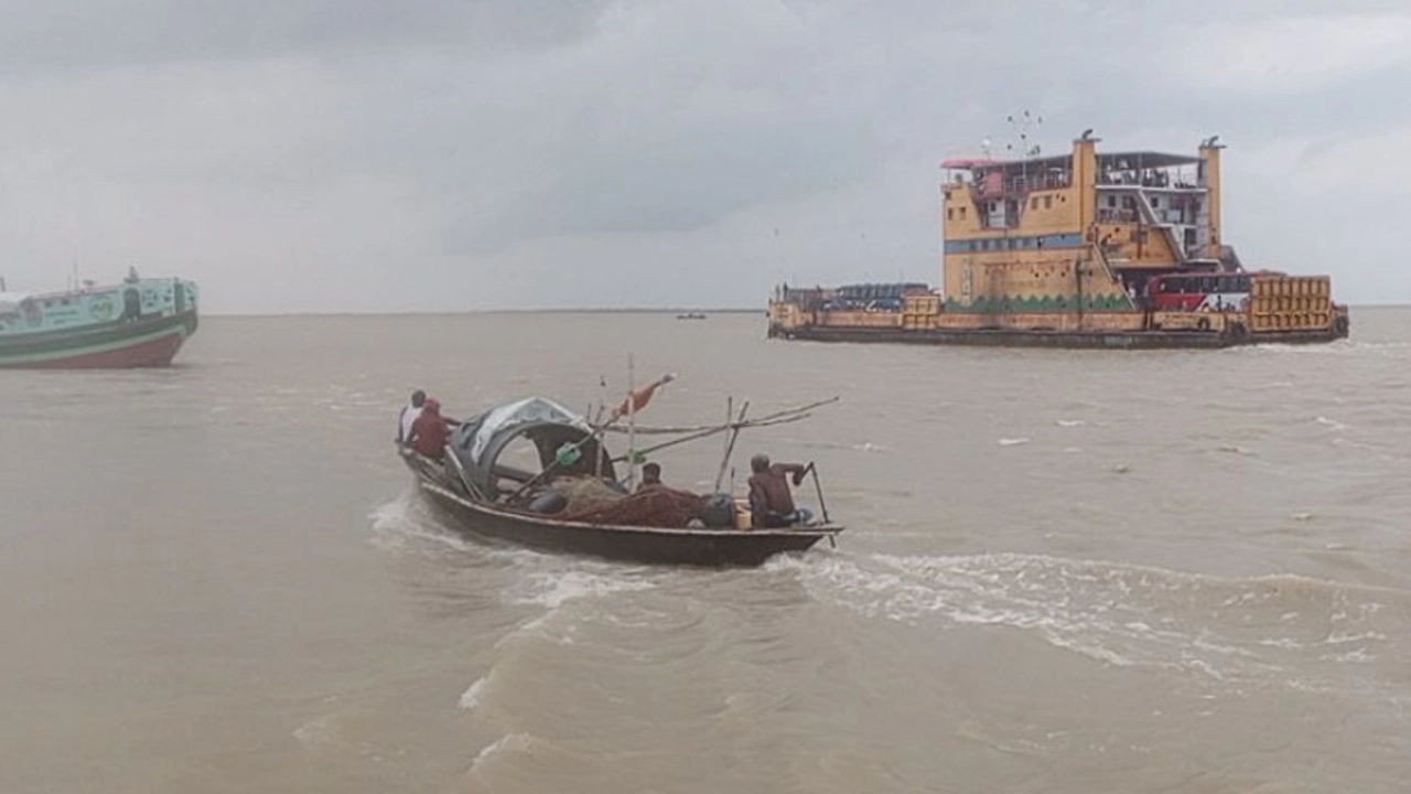 দেড় ঘণ্টা বন্ধ থাকার পর দৌলতদিয়া-পাটুরিয়া নৌরুটে সকাল ৭টা থেকে ফেরি চলাচল স্বাভাবিক হয়েছে। ছবি : কালবেলা