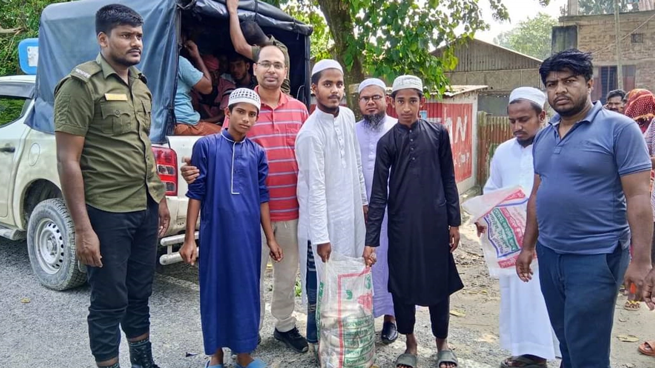 জব্দ করা ইলিশ মাছ কয়েকটি এতিমখানায় দিয়েছেন আদালত। ছবি : কালবেলা