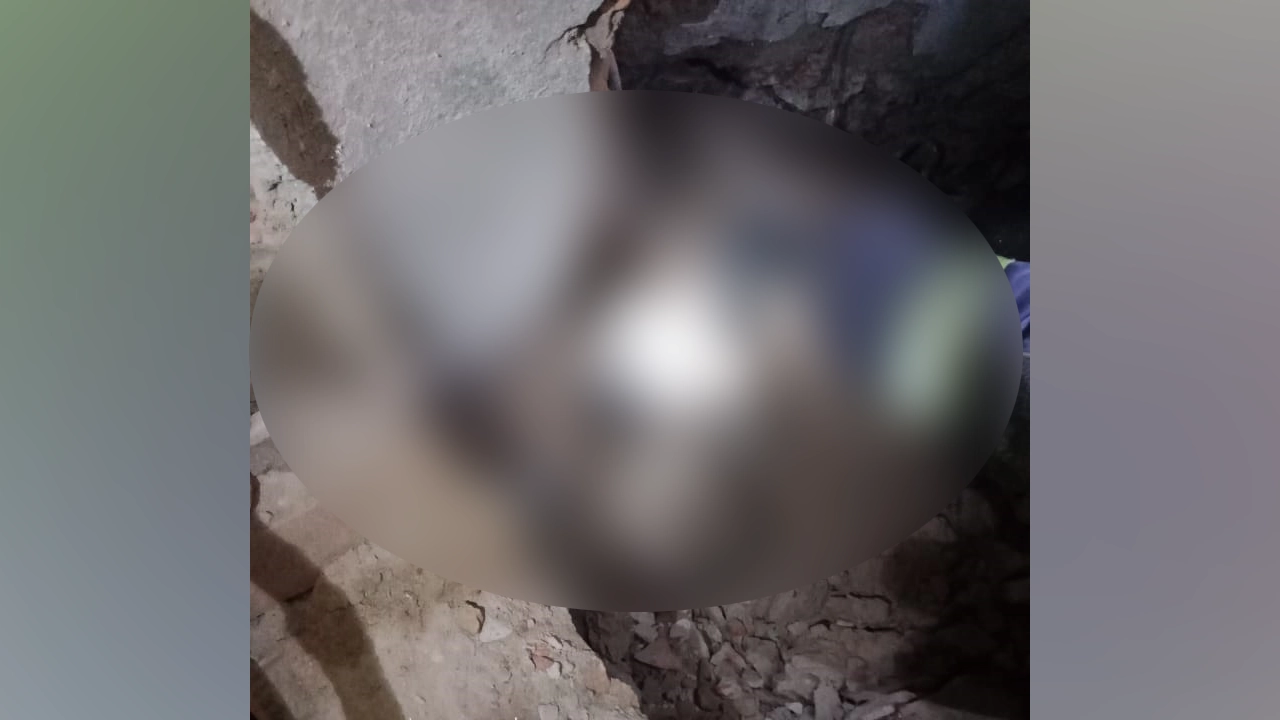 ছাদ ধসে চাপা পড়ে আছে যুবক। ছবি : কালবেলা