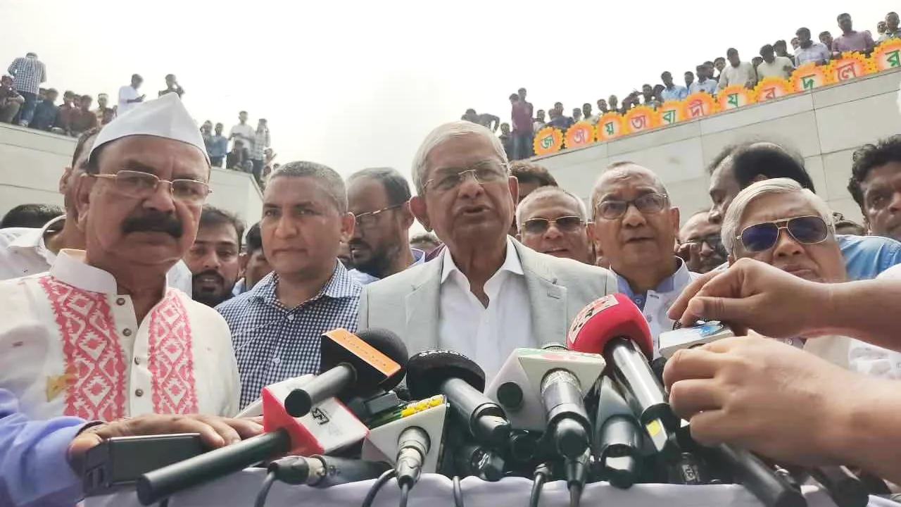 জিয়াউর রহমানের কবরে শ্রদ্ধা নিবেদন শেষে সাংবাদিকদের সঙ্গে কথা বলেন বিএনপির মহাসচিব মির্জা ফখরুল ইসলাম আলমগীর। ছবি : কালবেলা