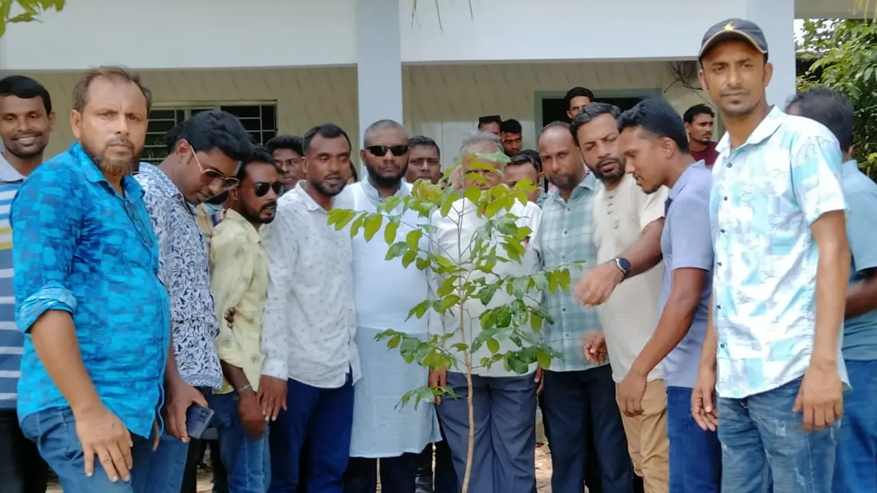 যুবদলের প্রতিষ্ঠাবার্ষিকী উপলক্ষে কয়রায় বৃক্ষরোপণ কর্মসূচি পালন। ছবি : সংগৃহীত