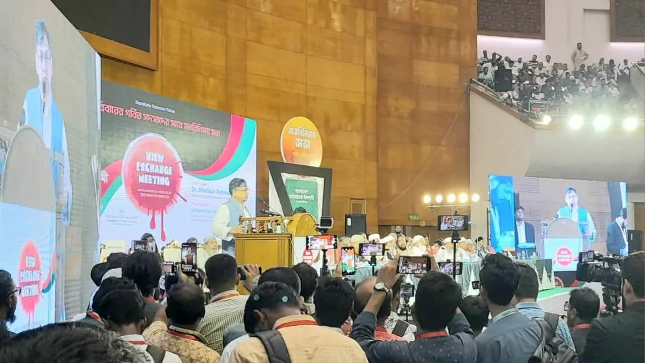 বাংলাদেশ-চীন মৈত্রী সম্মেলন কেন্দ্রে এক অনুষ্ঠানে সালাহউদ্দিন আহমেদ। ছবি : কালবেলা