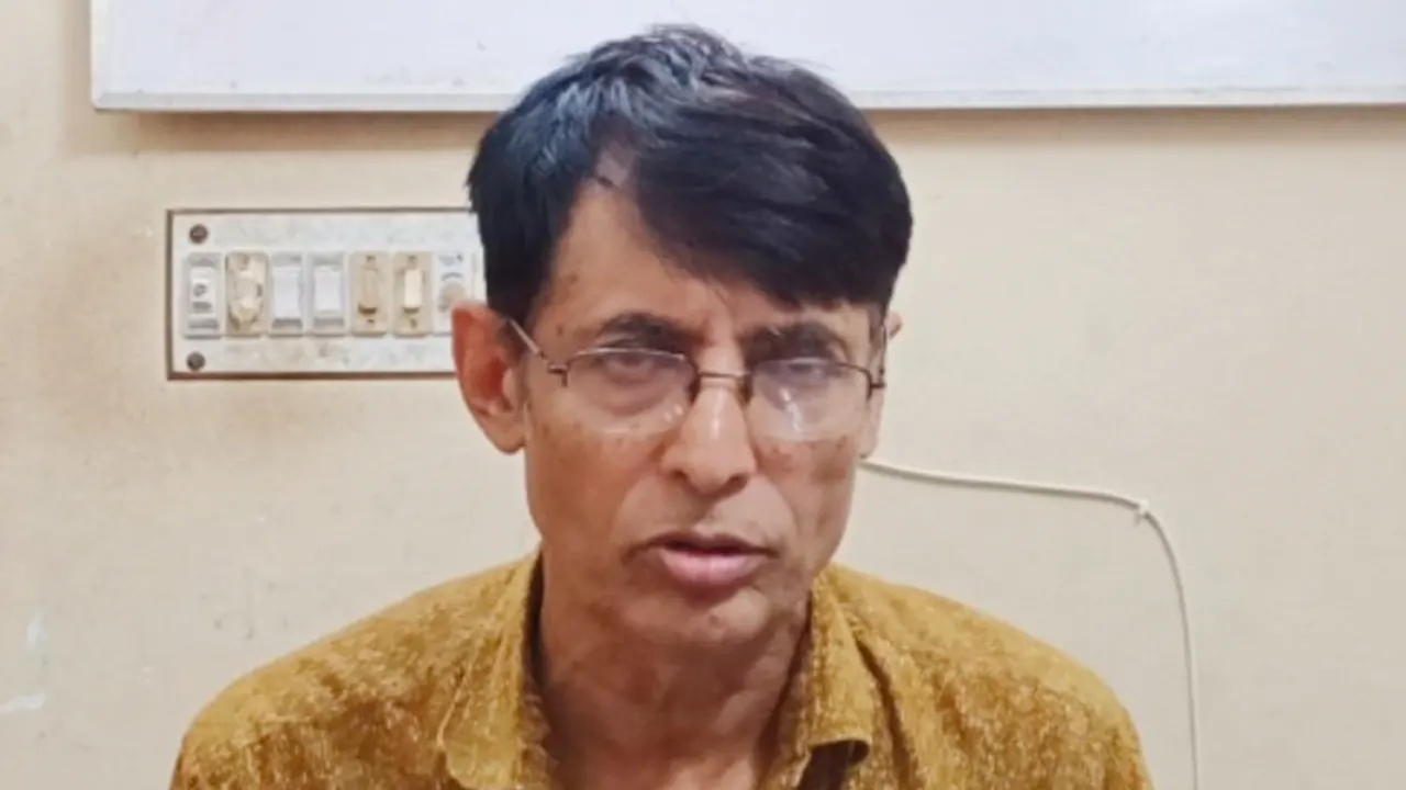 কার্টুনিস্ট এ কে এম ফিরোজ। ছবি : কালবেলা