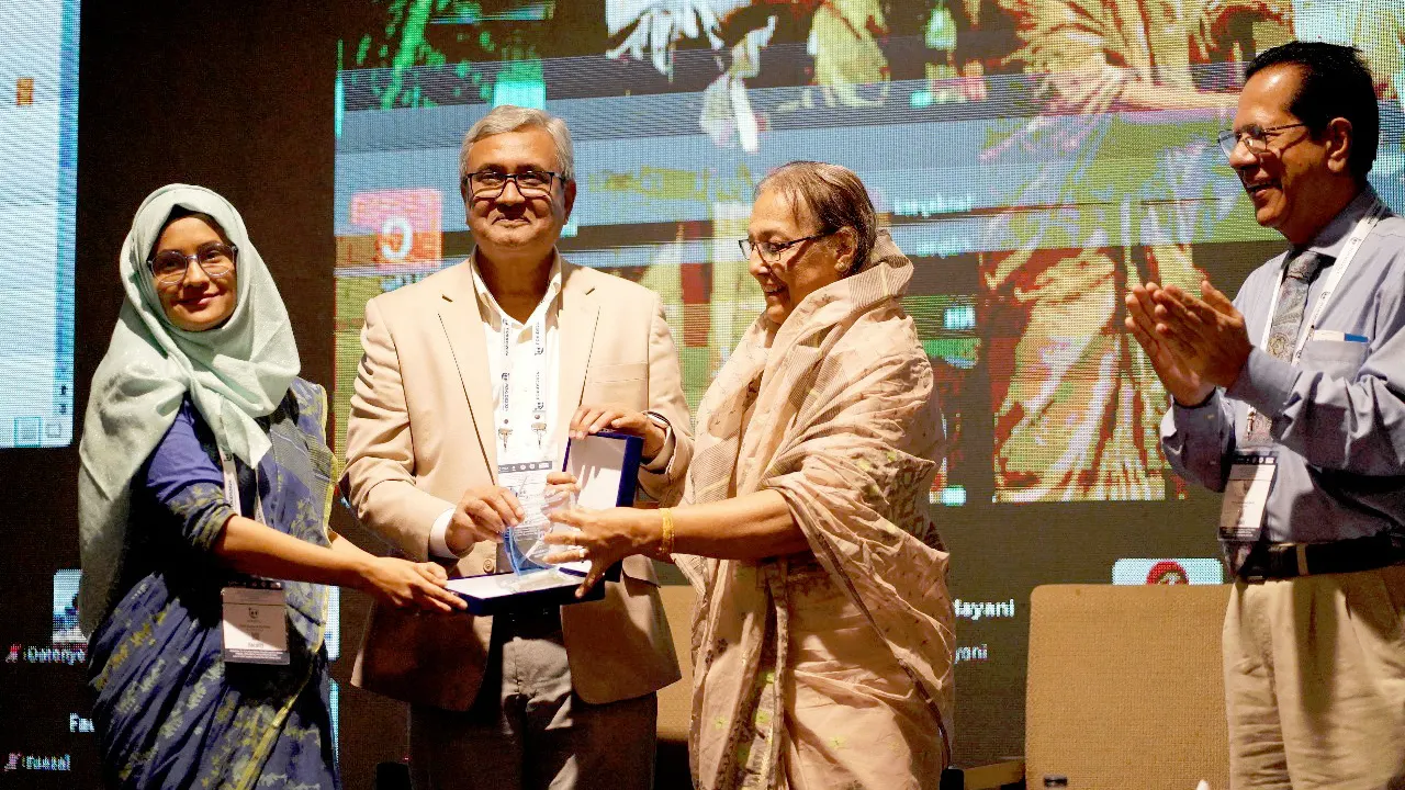 কোর্সের পরিচালক অধ্যাপক আজমেরি সুলতানার হাতে সম্মাননা স্মারক তুলে দেন প্রধান অতিথি এম আর খান হাসপাতালের অ্যাকাডেমিক কাউন্সিলের চেয়ারম্যান অধ্যাপক নাজমুন নাহার। ছবি : সংগৃহীত