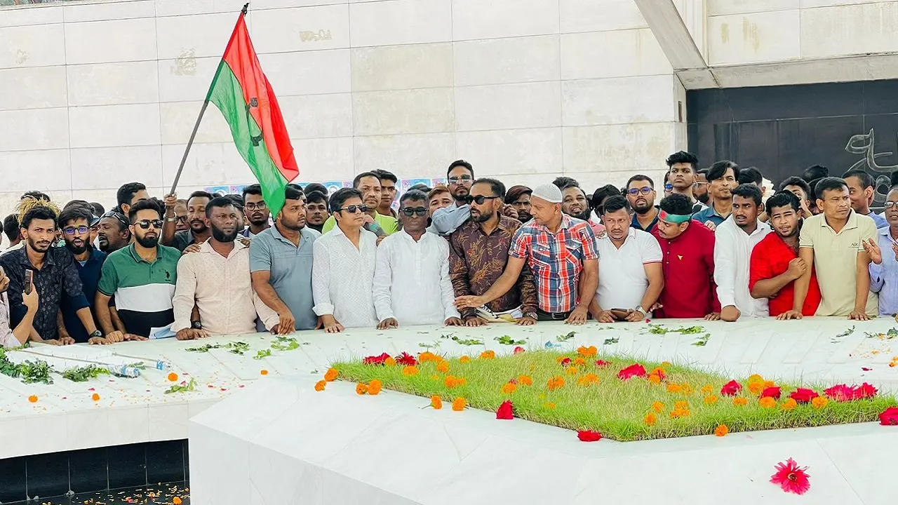 নেতাকর্মীদের নিয়ে বিএনপির প্রতিষ্ঠাতা প্রয়াত রাষ্ট্রপতি জিয়াউর রহমানের সমাধিস্থলে পুষ্পমাল্য অর্পণ করেন যুবনেতা মোহাম্মদ আইয়ুব। ছবি : কালবেলা