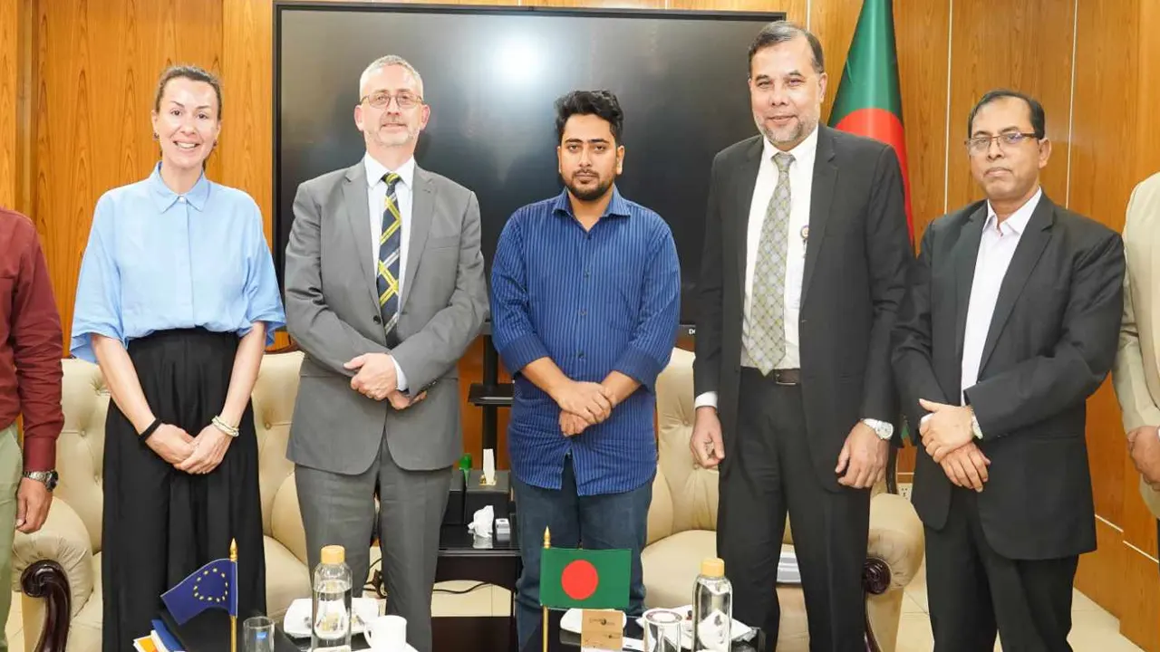 উপদেষ্টা নাহিদ ইসলামের সঙ্গে সাক্ষাৎ করেন ইইউ দূতাবাসের প্রতিনিধি দল। ছবি : কালবেলা