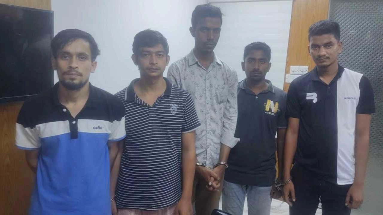 রাজধানীর খিলগাঁও থেকে নিষিদ্ধ সংগঠন ছাত্রলীগের ৫ কর্মীকে গ্রেপ্তার করেছে ডিএমপির শাহজাহানপুর থানা পুলিশ। ছবি : সংগৃহীত