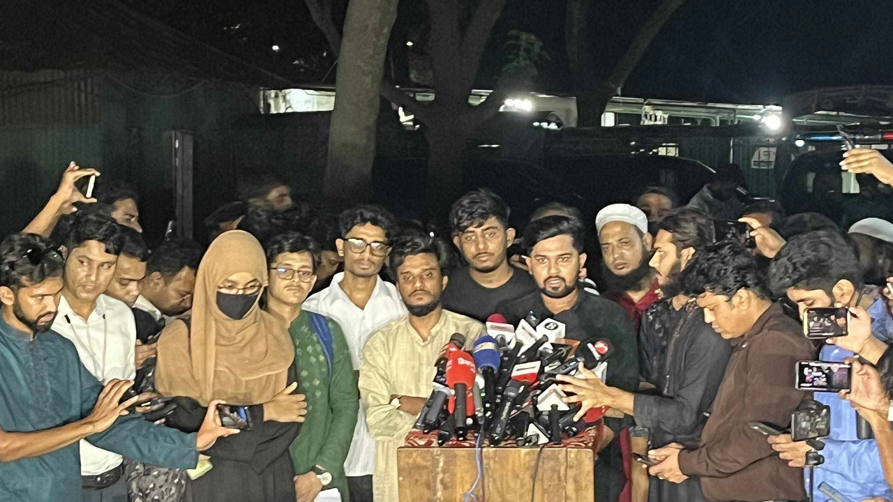সন্ধ্যায় শাহবাগ থানা চত্বরে সংবাদ সম্মেলন করেন বৈষম্যবিরোধী ছাত্র আন্দোলনের নেতাকর্মীরা। ছবি : কালবেলা