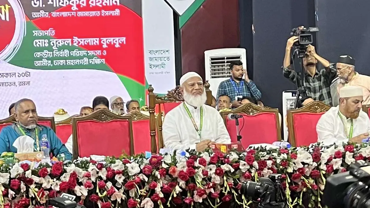 রাজধানীর ইন্জিনিয়ার্স ইনস্টিটিউশন মিলনায়তনে আলোচনা সভায় জামায়াতে ইসলামীর আমির ডা. শফিকুর রহমান। ছবি : কালবেলা