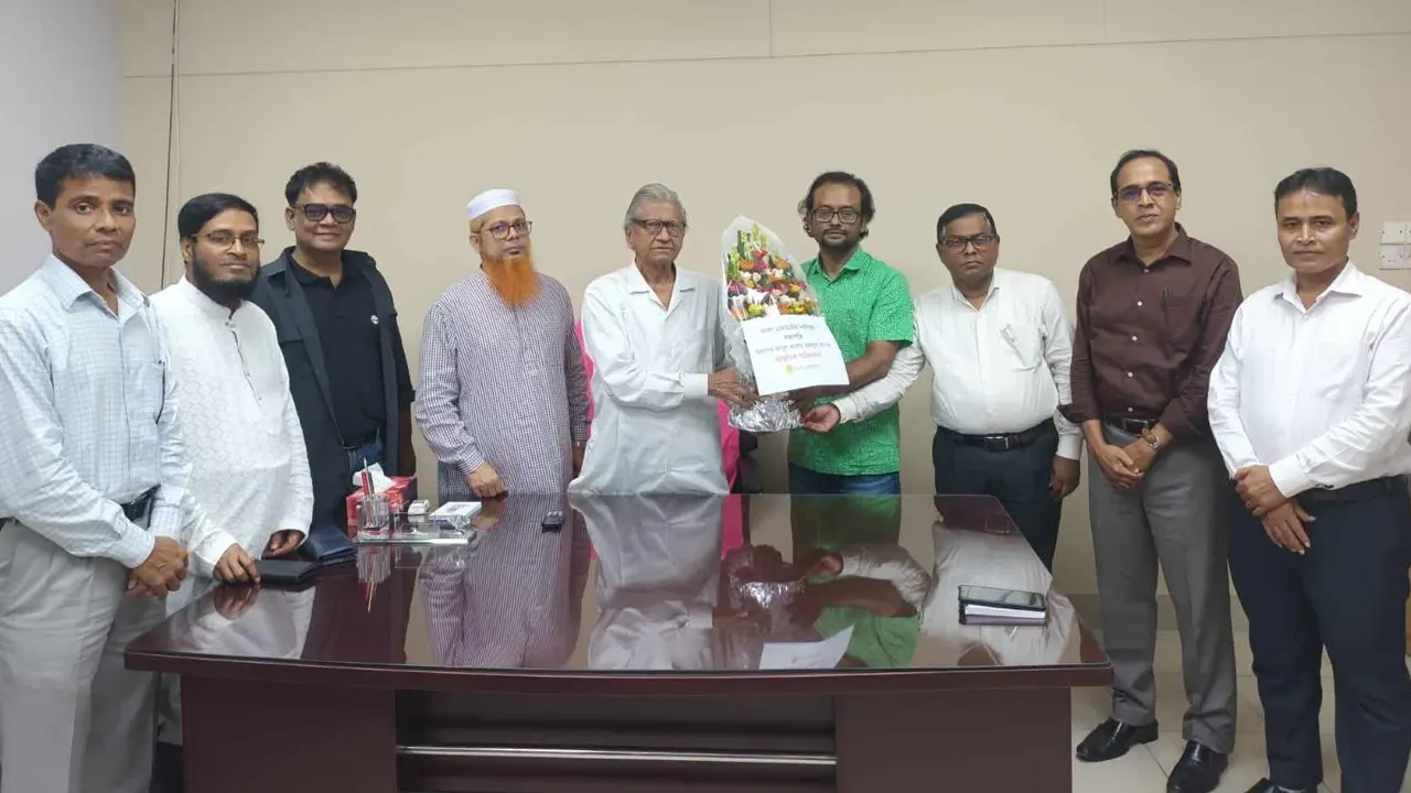 অধ্যাপক আবুল কাসেম ফজলুল হককে ফুল দিয়ে শুভেচ্ছা জানান একাডেমির পরিচালকরা। ছবি : কালবেলা