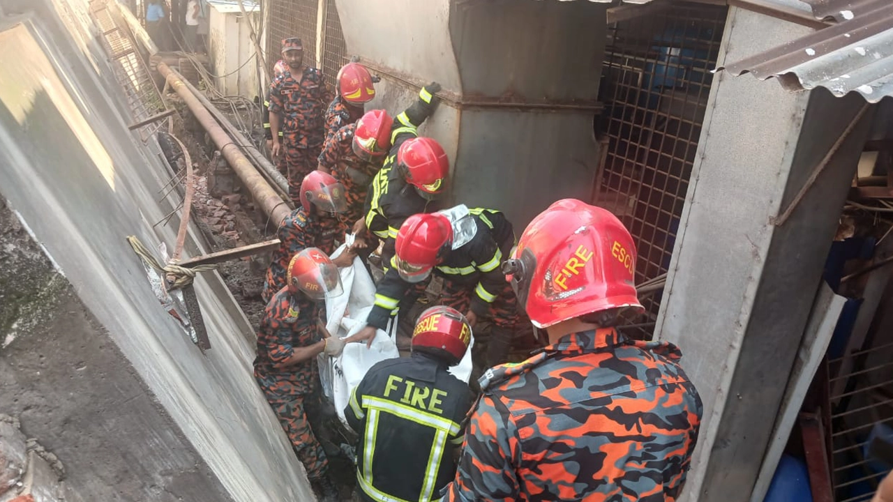গাজীপুর গ্যাসের পাইপ লাইন নেওয়ার সময় দেয়াল ধসে পড়ে এক শ্রমিক নিহত। ছবি : কালবেলা