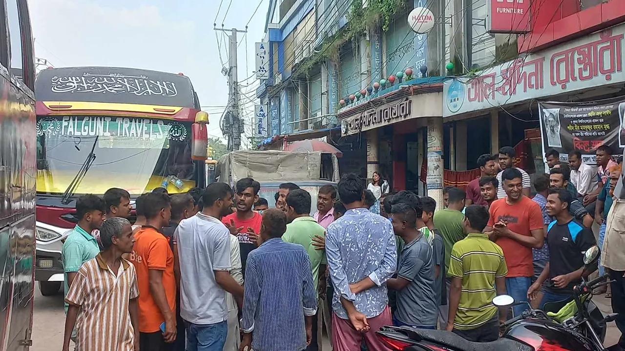 চাঁপাইনবাবগঞ্জ-রাজশাহীর শ্রমিকদের মারধরের ঘটনায় বাস চলাচল বন্ধ। ছবি : কালবেলা