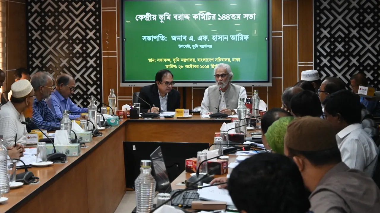 মন্ত্রণালয়ের সভাকক্ষে ভূমি উপদেষ্টা এএফ হাসান আরিফ। ছবি : সংগৃহীত