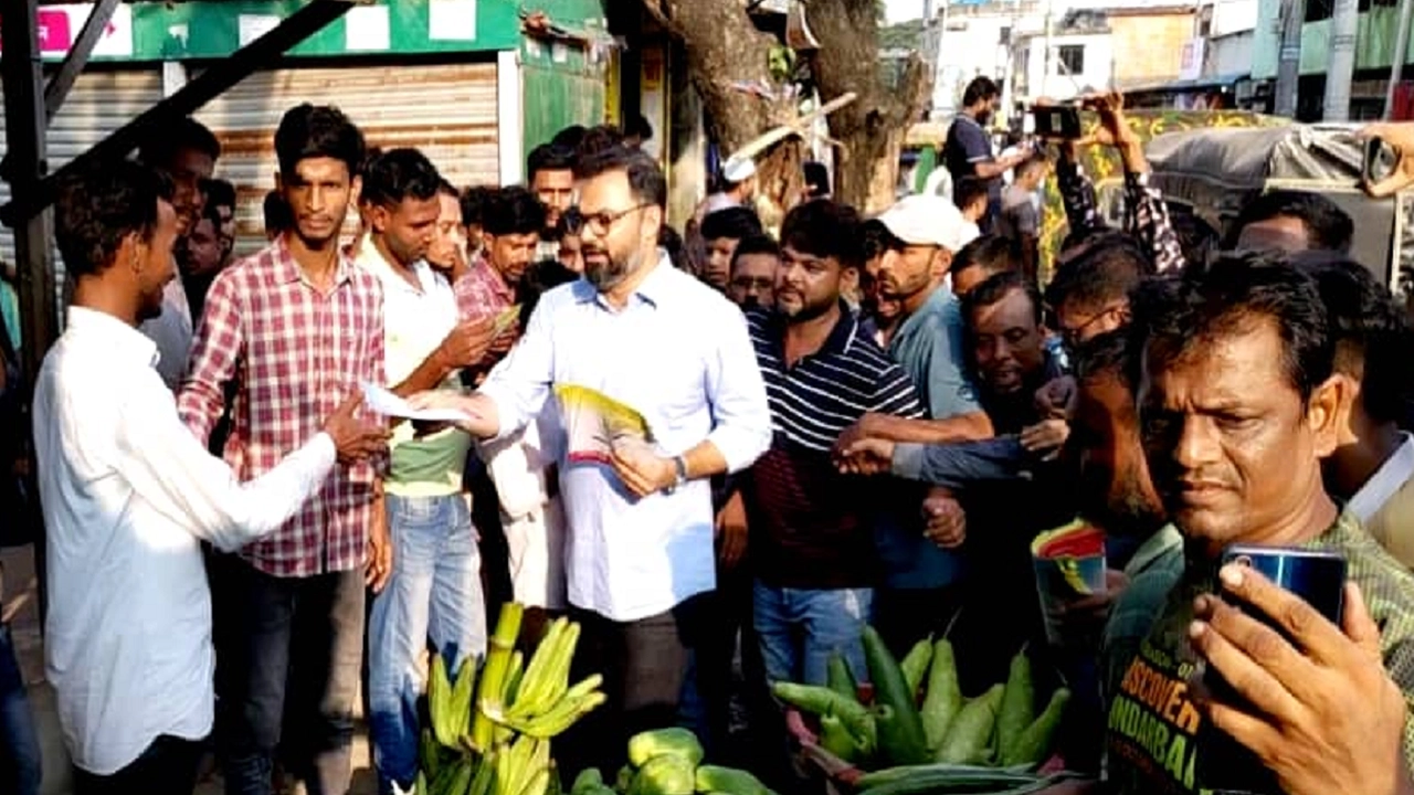 রাজধানীর পল্লবী ও মিরপুর সাড়ে ১১ নম্বর এলাকায় ডেঙ্গু চিকিৎসা ও প্রতিরোধে জনসচেতনতা সৃষ্টির লক্ষ্যে জনগণের মাঝে লিফলেট বিতরণ করেন আমিনুল হক। ছবি : কালবেলা