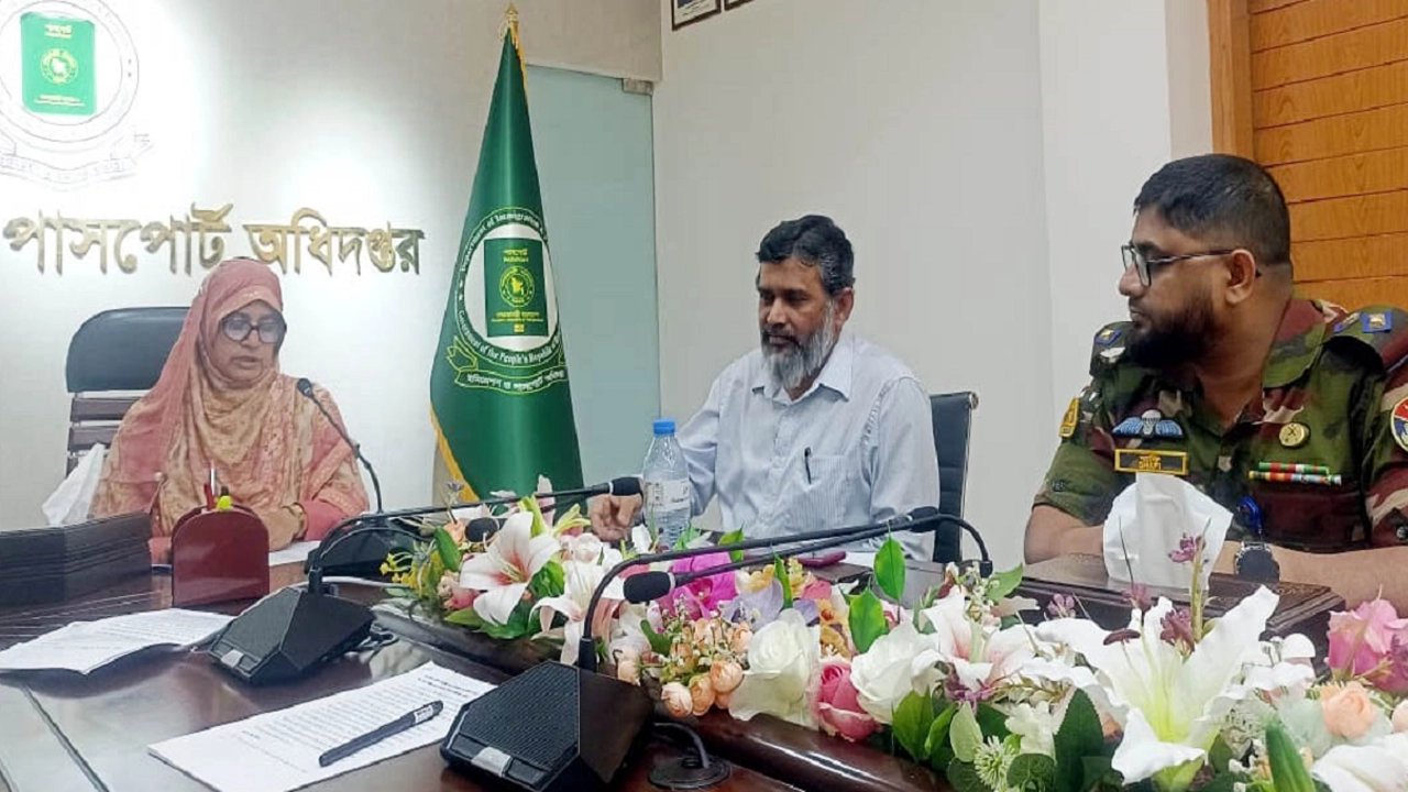 ইমিগ্রেশন ও পাসপোর্ট অধিদপ্তরে এক সংবাদ সম্মেলনে কথা বলেন ডিআইপির অতিরিক্ত মহাপরিচালক সেলিনা বানু। ছবি : কালবেলা