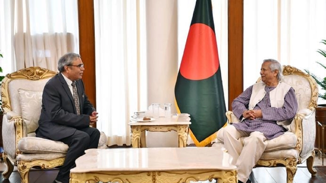 ঢাকায় রাষ্ট্রীয় অতিথি ভবন যমুনায় সোমবার প্রধান উপদেষ্টা ড. মুহাম্মদ ইউনূসের সঙ্গে বিমসটেক মহাসচিব ইন্দ্র মণি পান্ড সাক্ষাৎ করেন। ছবি : সংগৃহীত