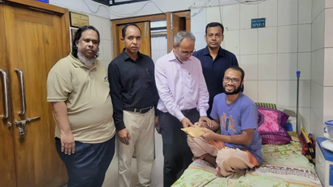 ছাত্রদল নেতা পারভেজ হোসেন সাইফের চিকিৎসার খোঁজ নিতে হাসপাতালে ডা. রফিক। ছবি : সংগৃহীত