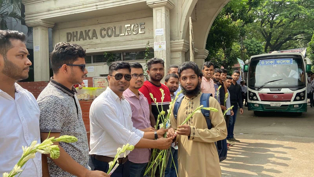 নবীনদের বরণ করে নিলেন ঢাকা কলেজ ছাত্রদল। ছবি : কালবেলা