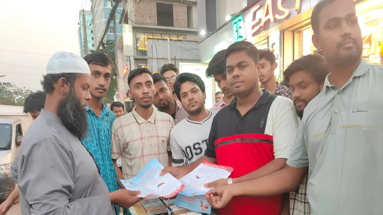 রাজধানীতে ডেঙ্গু চিকিৎসা ও প্রতিরোধে সচেতনতামূলক লিফলেট বিতরণ করেছে জাতীয়তাবাদী ছাত্রদল। ছবি : কালবেলা