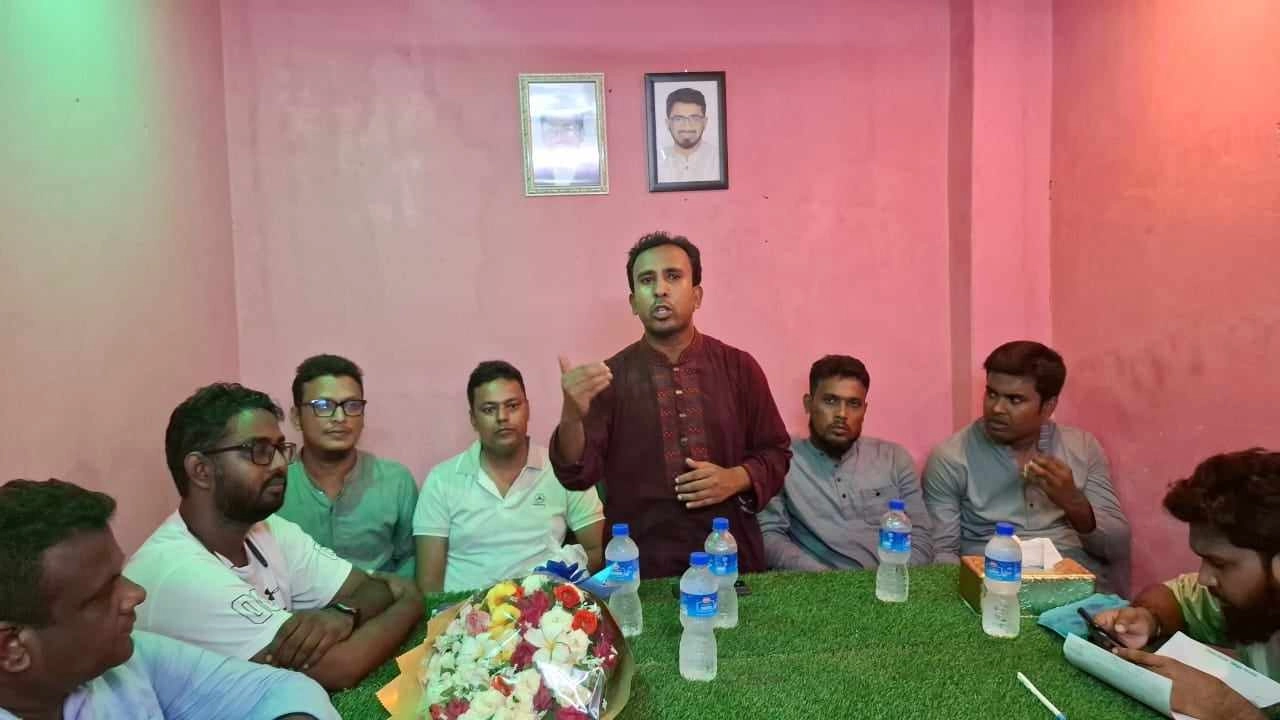 নারায়ণগঞ্জ জেলা গণঅধিকার পরিষদের সদর উপজেলার দলীয় কার্যালয় উদ্ভোধনের সময় কথা বলেন আবু হানিফ। ছবি : কালবেলা