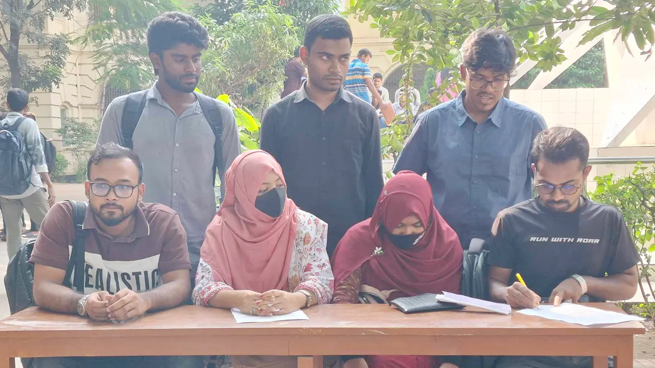 সংবাদ সম্মেলনে করে জবি সংস্কার আন্দোলনের হল ও ধূপখোলা মাঠ বিষয়ক কমিটি। ছবি : কালবেলা