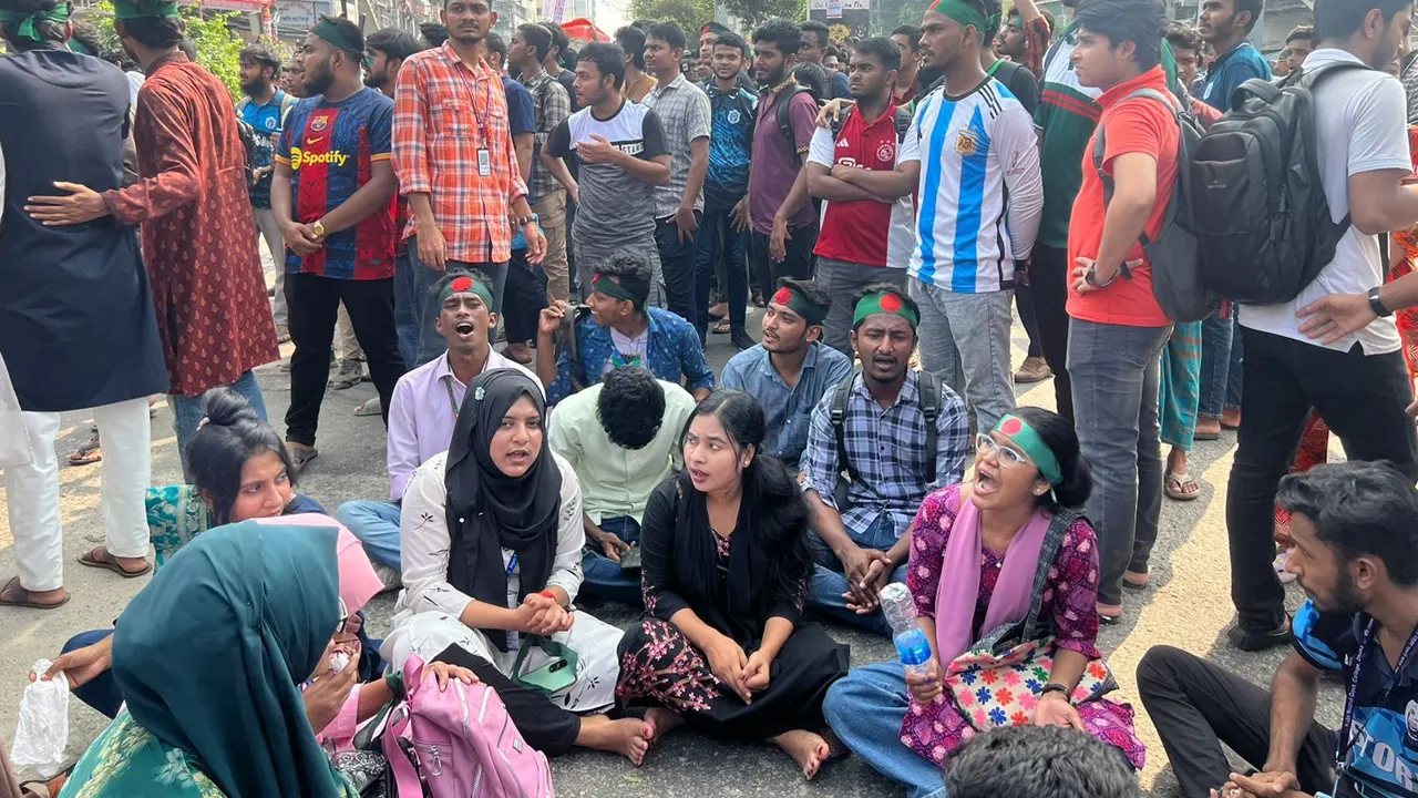 ব্লকেড কর্মসূচিতে সাত কলেজের শিক্ষার্থীরা। ছবি : কালবেলা