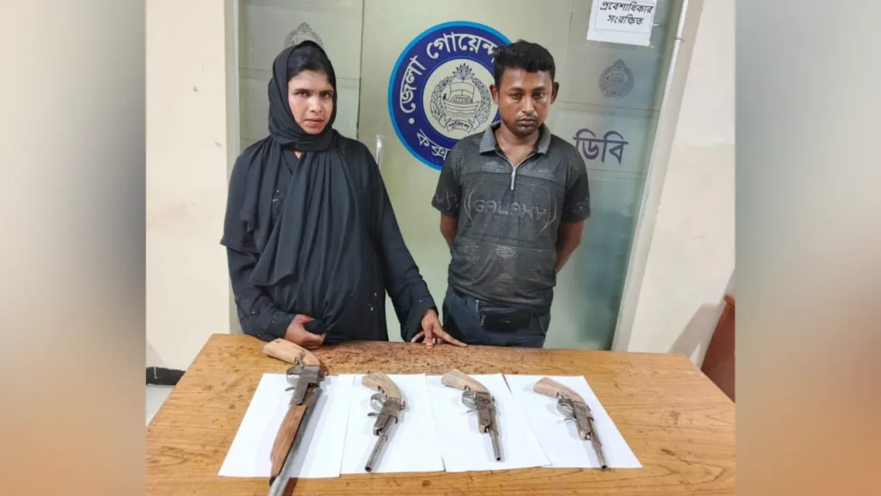 বন্দুকসহ স্বামী-স্ত্রী আটক করে কক্সবাজার ডিবি। ছবি : কালবেলা
