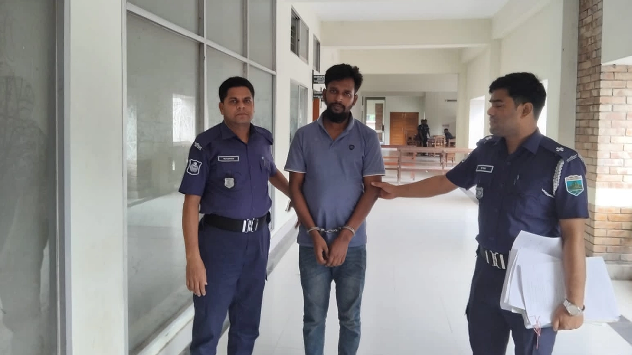 আদালতে আসামি এনামুল করিম লিমন। ছবি : কালবেলা