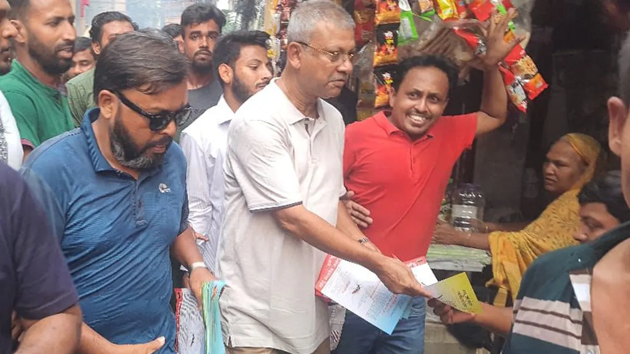 রাজধানীতে ডেঙ্গু প্রতিরোধে সচেতনতামূলক লিফলেট বিতরণ করেন সাইফুল আলম নীরব। ছবি : কালবেলা