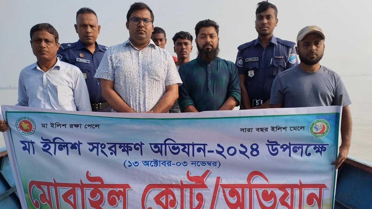 মা ইলিশ সংরক্ষণ অভিযানে প্রশাসনের কর্মকর্তারা। ছবি : কালবেলা